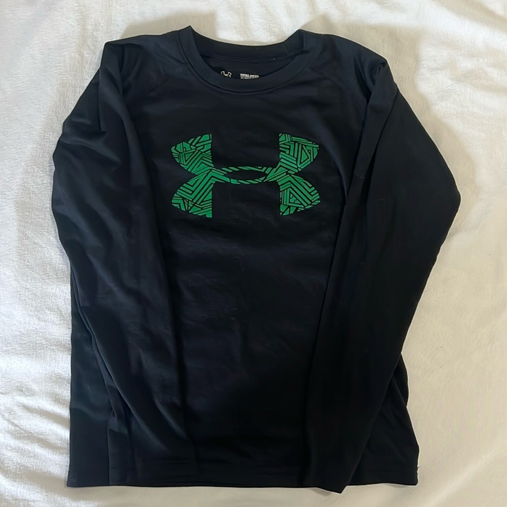 Kids Under Armour Size XS Loose Fit Heat Gear long sleeve shirt.
